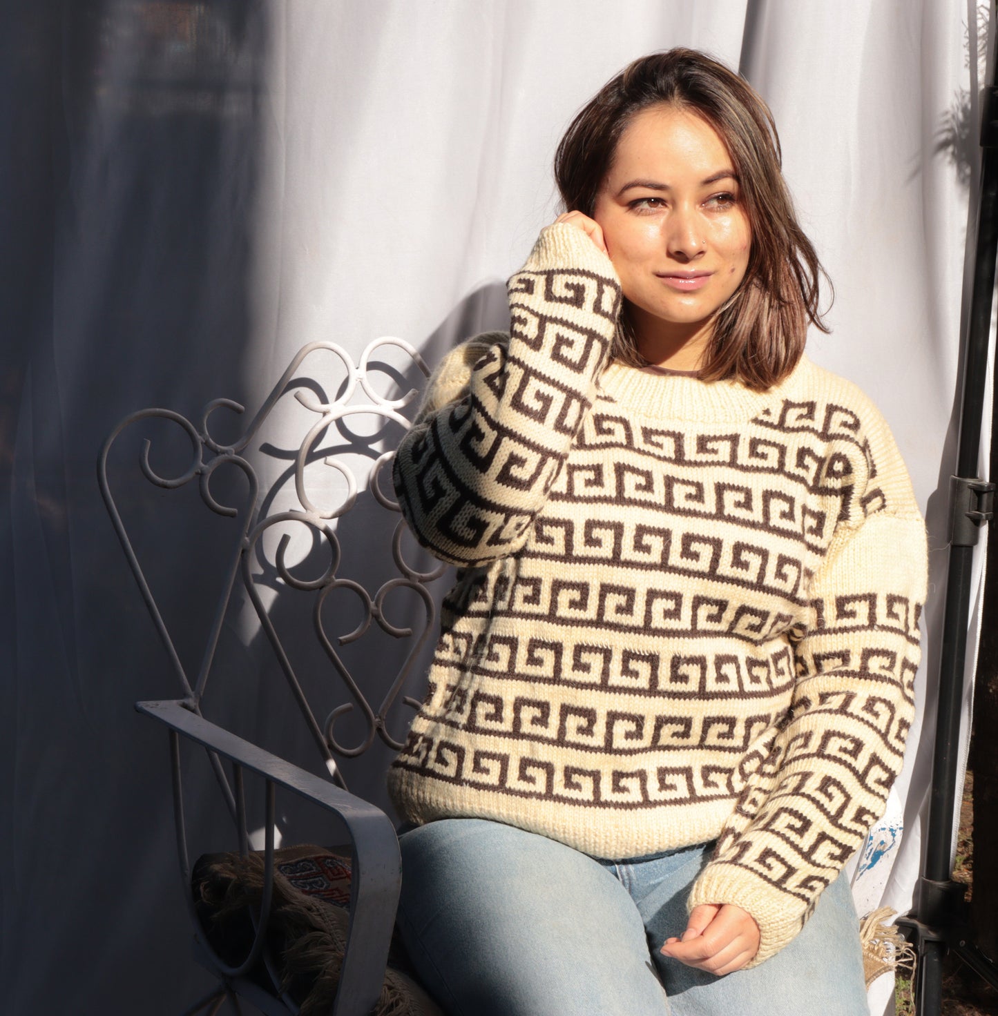 Align Earth Polygon Loop White